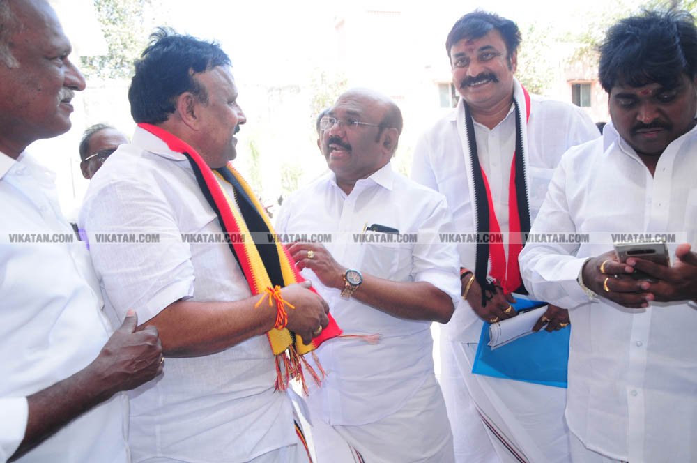 வேண்டுதல், பிரசாரம் முதல் வேட்புமனுத் தாக்கல் வரை.... கலகல எலெக்ஷன் போட்டோ கலெக்ஷன்ஸ்! வேண்டுதல், பிரசாரம் முதல் வேட்புமனுத் தாக்கல் வரை.... கலகல எலெக்ஷன் போட்டோ கலெக்ஷன்ஸ்!