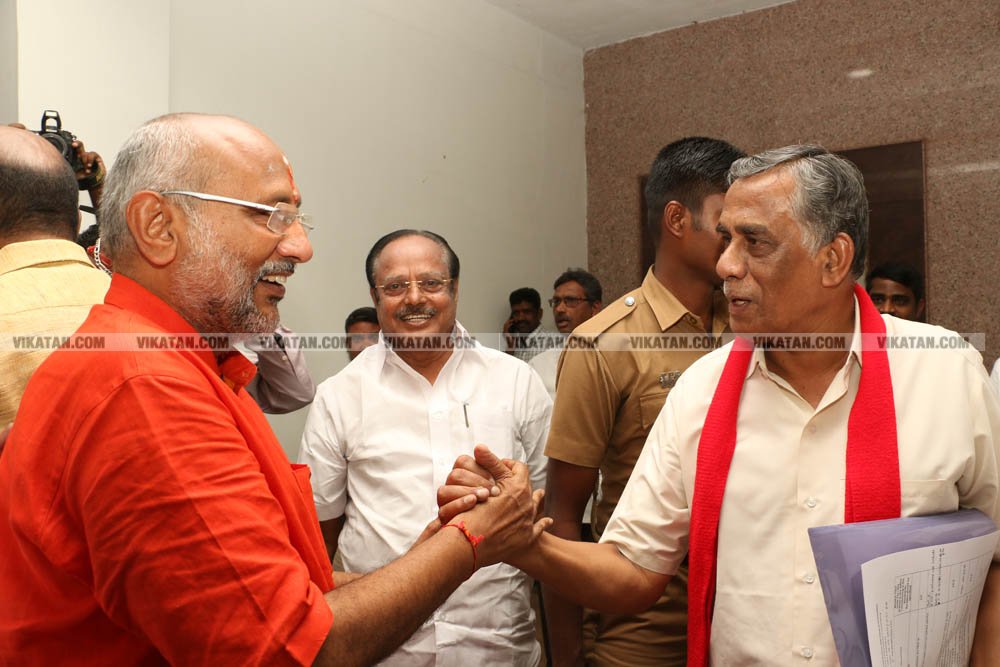 வேண்டுதல், பிரசாரம் முதல் வேட்புமனுத் தாக்கல் வரை.... கலகல எலெக்ஷன் போட்டோ கலெக்ஷன்ஸ்! வேண்டுதல், பிரசாரம் முதல் வேட்புமனுத் தாக்கல் வரை.... கலகல எலெக்ஷன் போட்டோ கலெக்ஷன்ஸ்!