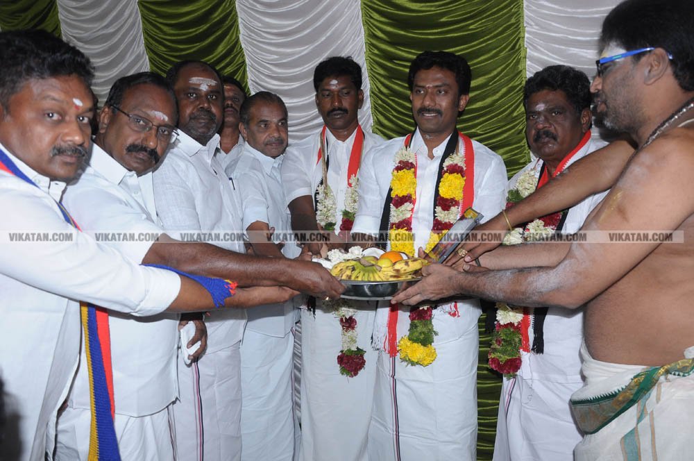 வேண்டுதல், பிரசாரம் முதல் வேட்புமனுத் தாக்கல் வரை.... கலகல எலெக்ஷன் போட்டோ கலெக்ஷன்ஸ்! வேண்டுதல், பிரசாரம் முதல் வேட்புமனுத் தாக்கல் வரை.... கலகல எலெக்ஷன் போட்டோ கலெக்ஷன்ஸ்!