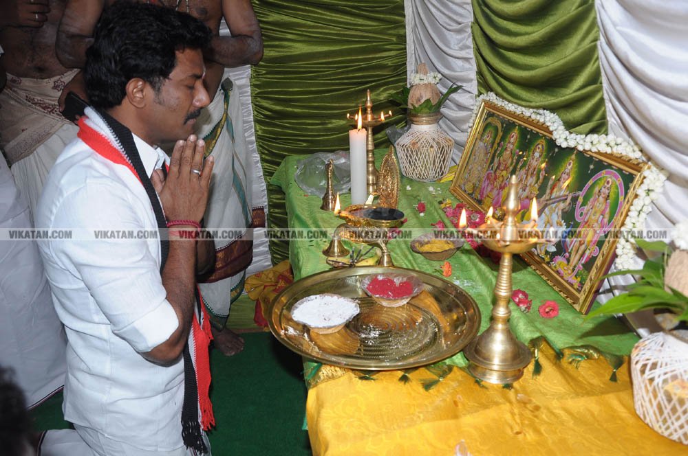 வேண்டுதல், பிரசாரம் முதல் வேட்புமனுத் தாக்கல் வரை.... கலகல எலெக்ஷன் போட்டோ கலெக்ஷன்ஸ்! வேண்டுதல், பிரசாரம் முதல் வேட்புமனுத் தாக்கல் வரை.... கலகல எலெக்ஷன் போட்டோ கலெக்ஷன்ஸ்!