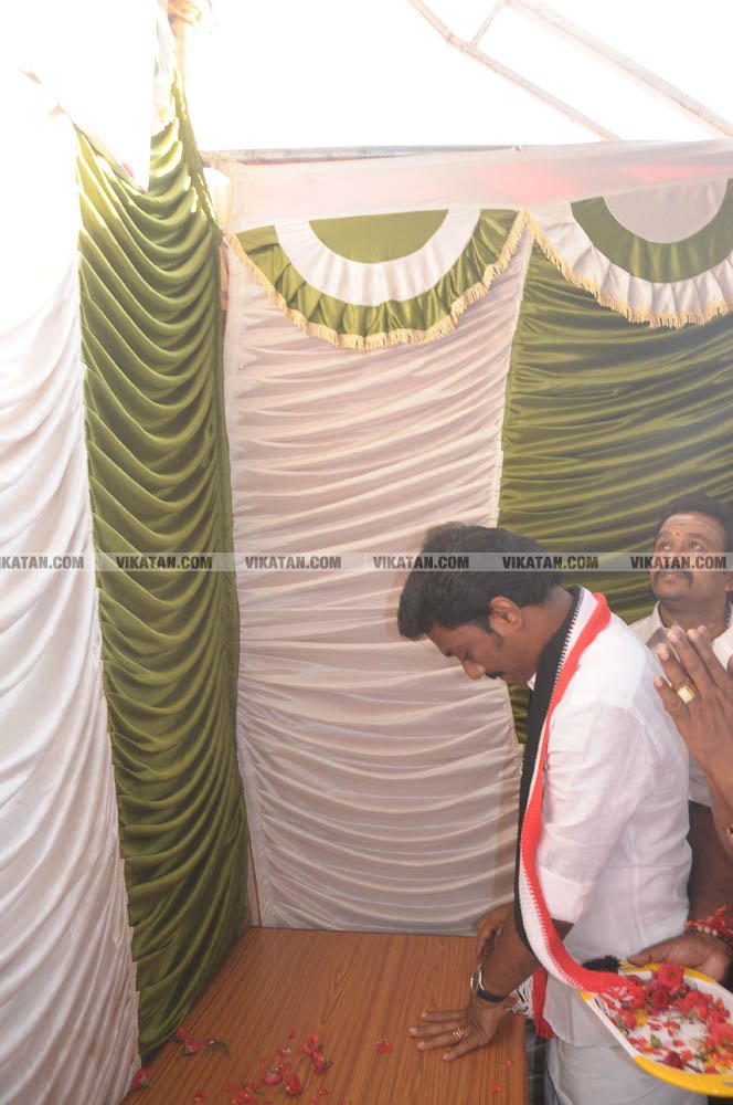வேண்டுதல், பிரசாரம் முதல் வேட்புமனுத் தாக்கல் வரை.... கலகல எலெக்ஷன் போட்டோ கலெக்ஷன்ஸ்! வேண்டுதல், பிரசாரம் முதல் வேட்புமனுத் தாக்கல் வரை.... கலகல எலெக்ஷன் போட்டோ கலெக்ஷன்ஸ்!