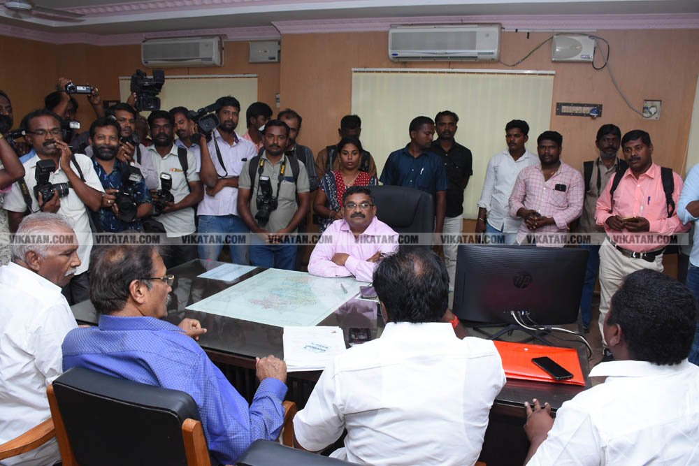 வேண்டுதல், பிரசாரம் முதல் வேட்புமனுத் தாக்கல் வரை.... கலகல எலெக்ஷன் போட்டோ கலெக்ஷன்ஸ்! வேண்டுதல், பிரசாரம் முதல் வேட்புமனுத் தாக்கல் வரை.... கலகல எலெக்ஷன் போட்டோ கலெக்ஷன்ஸ்!