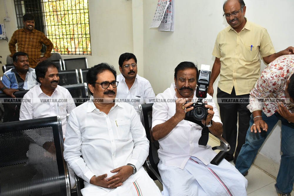 வேண்டுதல், பிரசாரம் முதல் வேட்புமனுத் தாக்கல் வரை.... கலகல எலெக்ஷன் போட்டோ கலெக்ஷன்ஸ்! வேண்டுதல், பிரசாரம் முதல் வேட்புமனுத் தாக்கல் வரை.... கலகல எலெக்ஷன் போட்டோ கலெக்ஷன்ஸ்!