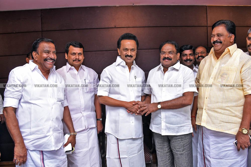 வேண்டுதல், பிரசாரம் முதல் வேட்புமனுத் தாக்கல் வரை.... கலகல எலெக்ஷன் போட்டோ கலெக்ஷன்ஸ்! வேண்டுதல், பிரசாரம் முதல் வேட்புமனுத் தாக்கல் வரை.... கலகல எலெக்ஷன் போட்டோ கலெக்ஷன்ஸ்!