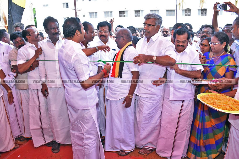 வேண்டுதல், பிரசாரம் முதல் வேட்புமனுத் தாக்கல் வரை.... கலகல எலெக்ஷன் போட்டோ கலெக்ஷன்ஸ்! வேண்டுதல், பிரசாரம் முதல் வேட்புமனுத் தாக்கல் வரை.... கலகல எலெக்ஷன் போட்டோ கலெக்ஷன்ஸ்!