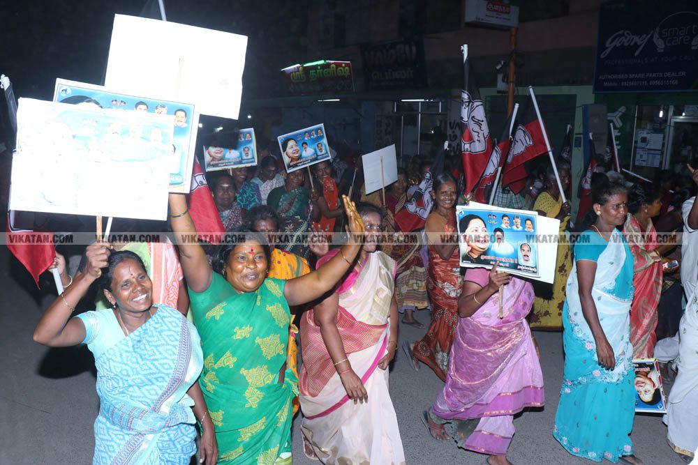 வேண்டுதல், பிரசாரம் முதல் வேட்புமனுத் தாக்கல் வரை.... கலகல எலெக்ஷன் போட்டோ கலெக்ஷன்ஸ்! வேண்டுதல், பிரசாரம் முதல் வேட்புமனுத் தாக்கல் வரை.... கலகல எலெக்ஷன் போட்டோ கலெக்ஷன்ஸ்!