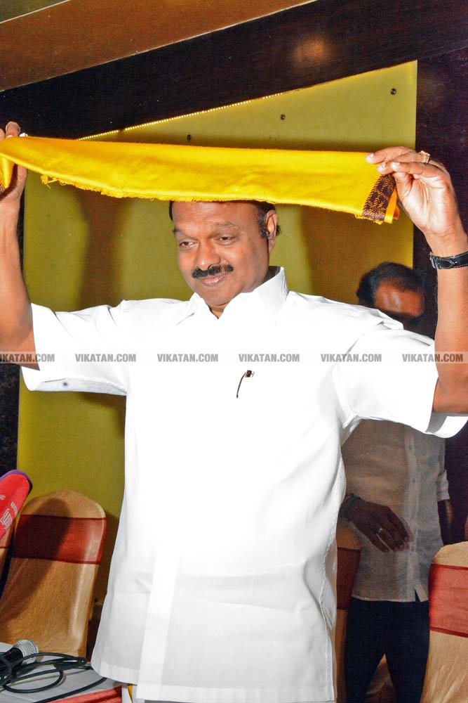 வேண்டுதல், பிரசாரம் முதல் வேட்புமனுத் தாக்கல் வரை.... கலகல எலெக்ஷன் போட்டோ கலெக்ஷன்ஸ்! வேண்டுதல், பிரசாரம் முதல் வேட்புமனுத் தாக்கல் வரை.... கலகல எலெக்ஷன் போட்டோ கலெக்ஷன்ஸ்!