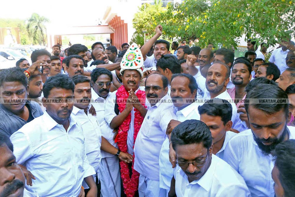வேண்டுதல், பிரசாரம் முதல் வேட்புமனுத் தாக்கல் வரை.... கலகல எலெக்ஷன் போட்டோ கலெக்ஷன்ஸ்! வேண்டுதல், பிரசாரம் முதல் வேட்புமனுத் தாக்கல் வரை.... கலகல எலெக்ஷன் போட்டோ கலெக்ஷன்ஸ்!