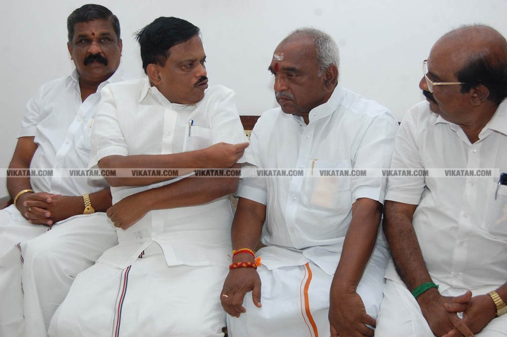 வேண்டுதல், பிரசாரம் முதல் வேட்புமனுத் தாக்கல் வரை.... கலகல எலெக்ஷன் போட்டோ கலெக்ஷன்ஸ்! வேண்டுதல், பிரசாரம் முதல் வேட்புமனுத் தாக்கல் வரை.... கலகல எலெக்ஷன் போட்டோ கலெக்ஷன்ஸ்!