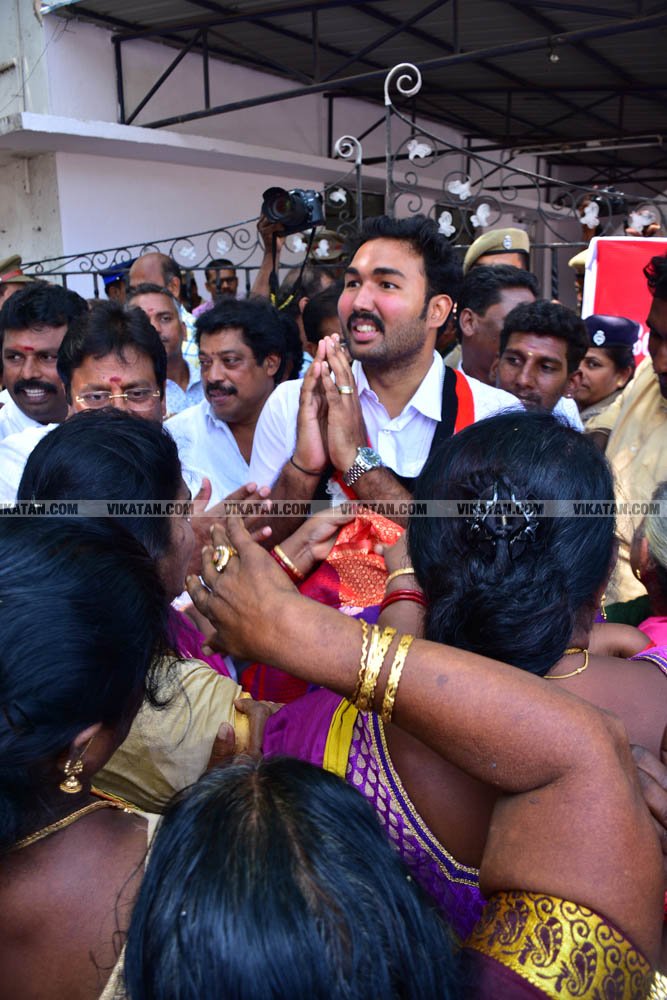 வேண்டுதல், பிரசாரம் முதல் வேட்புமனுத் தாக்கல் வரை.... கலகல எலெக்ஷன் போட்டோ கலெக்ஷன்ஸ்! வேண்டுதல், பிரசாரம் முதல் வேட்புமனுத் தாக்கல் வரை.... கலகல எலெக்ஷன் போட்டோ கலெக்ஷன்ஸ்!