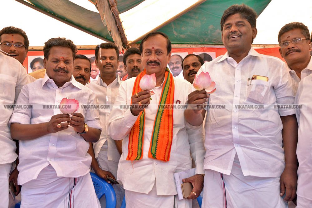 வேண்டுதல், பிரசாரம் முதல் வேட்புமனுத் தாக்கல் வரை.... கலகல எலெக்ஷன் போட்டோ கலெக்ஷன்ஸ்! வேண்டுதல், பிரசாரம் முதல் வேட்புமனுத் தாக்கல் வரை.... கலகல எலெக்ஷன் போட்டோ கலெக்ஷன்ஸ்!