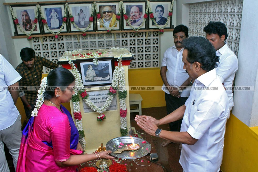 வேண்டுதல், பிரசாரம் முதல் வேட்புமனுத் தாக்கல் வரை.... கலகல எலெக்ஷன் போட்டோ கலெக்ஷன்ஸ்! வேண்டுதல், பிரசாரம் முதல் வேட்புமனுத் தாக்கல் வரை.... கலகல எலெக்ஷன் போட்டோ கலெக்ஷன்ஸ்!