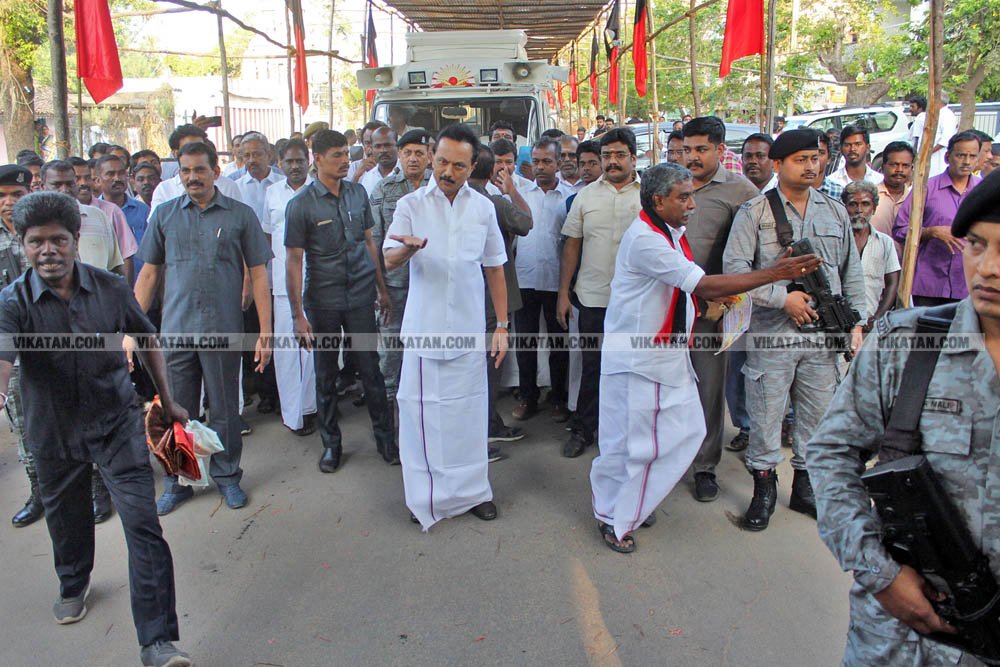 வேண்டுதல், பிரசாரம் முதல் வேட்புமனுத் தாக்கல் வரை.... கலகல எலெக்ஷன் போட்டோ கலெக்ஷன்ஸ்! வேண்டுதல், பிரசாரம் முதல் வேட்புமனுத் தாக்கல் வரை.... கலகல எலெக்ஷன் போட்டோ கலெக்ஷன்ஸ்!