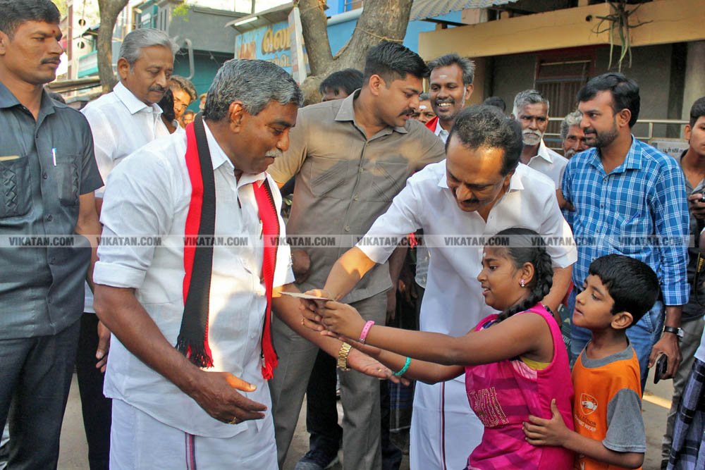 வேண்டுதல், பிரசாரம் முதல் வேட்புமனுத் தாக்கல் வரை.... கலகல எலெக்ஷன் போட்டோ கலெக்ஷன்ஸ்! வேண்டுதல், பிரசாரம் முதல் வேட்புமனுத் தாக்கல் வரை.... கலகல எலெக்ஷன் போட்டோ கலெக்ஷன்ஸ்!