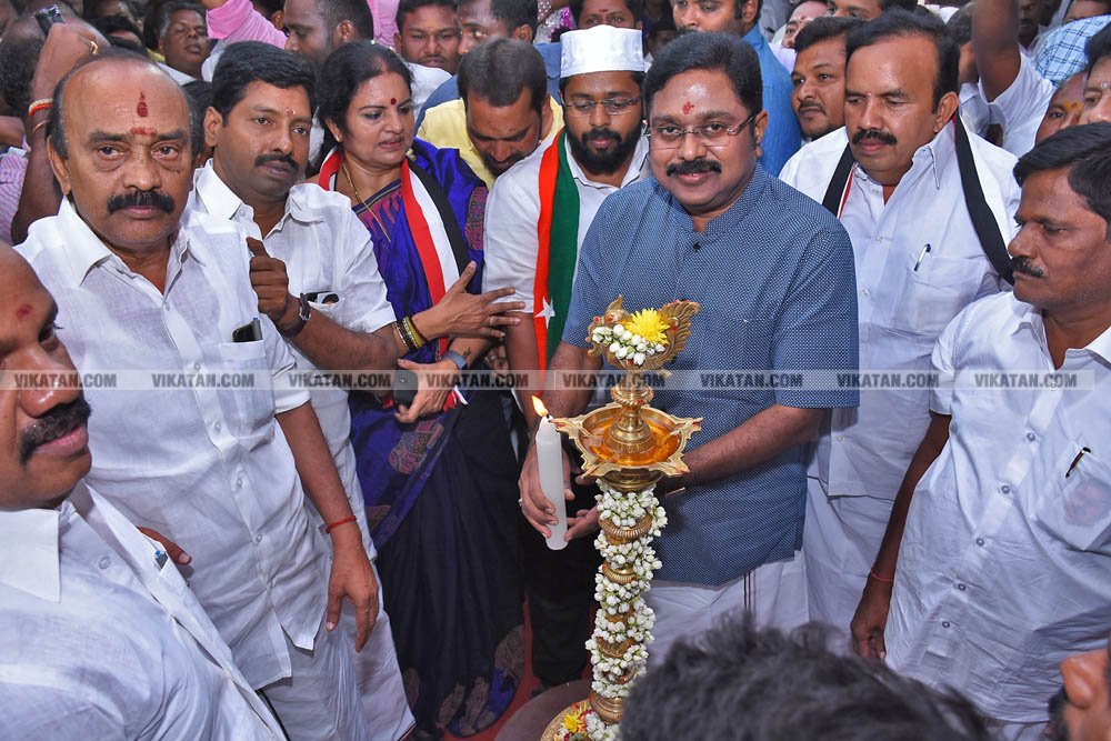 வேண்டுதல், பிரசாரம் முதல் வேட்புமனுத் தாக்கல் வரை.... கலகல எலெக்ஷன் போட்டோ கலெக்ஷன்ஸ்! வேண்டுதல், பிரசாரம் முதல் வேட்புமனுத் தாக்கல் வரை.... கலகல எலெக்ஷன் போட்டோ கலெக்ஷன்ஸ்!