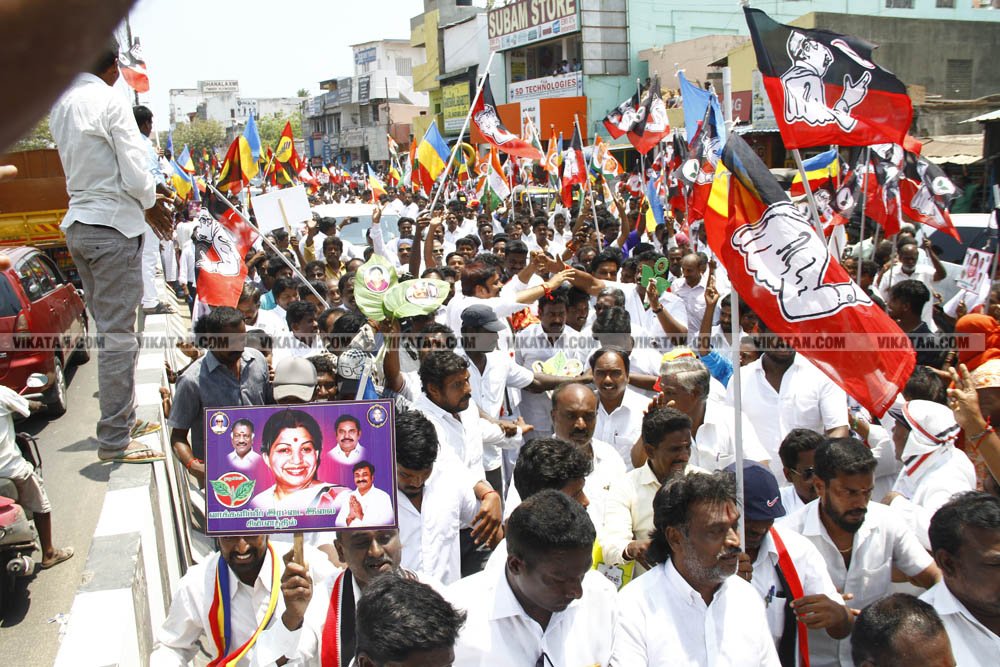 வேண்டுதல், பிரசாரம் முதல் வேட்புமனுத் தாக்கல் வரை.... கலகல எலெக்ஷன் போட்டோ கலெக்ஷன்ஸ்! வேண்டுதல், பிரசாரம் முதல் வேட்புமனுத் தாக்கல் வரை.... கலகல எலெக்ஷன் போட்டோ கலெக்ஷன்ஸ்!
