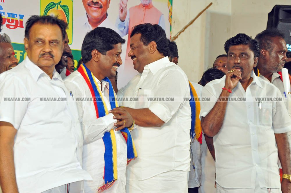 வேண்டுதல், பிரசாரம் முதல் வேட்புமனுத் தாக்கல் வரை.... கலகல எலெக்ஷன் போட்டோ கலெக்ஷன்ஸ்! வேண்டுதல், பிரசாரம் முதல் வேட்புமனுத் தாக்கல் வரை.... கலகல எலெக்ஷன் போட்டோ கலெக்ஷன்ஸ்!