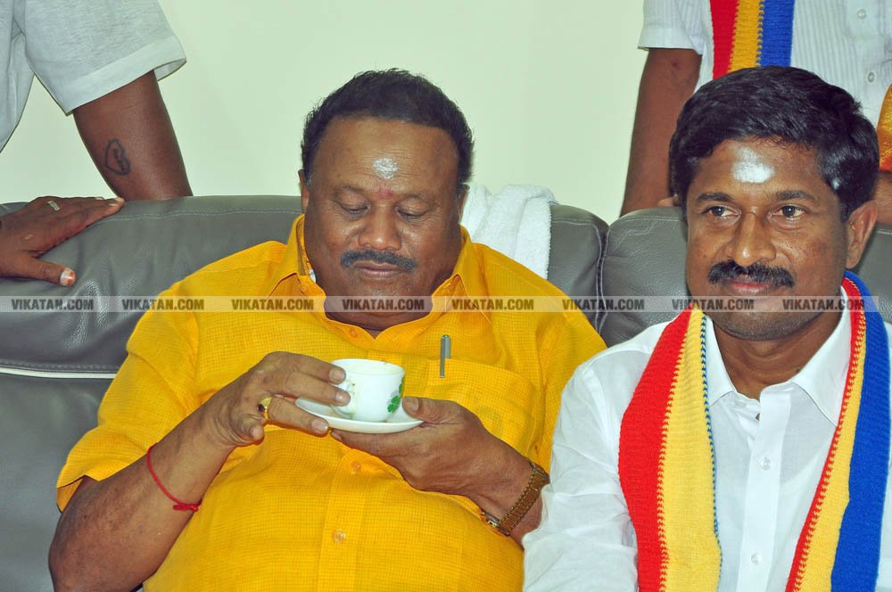 வேண்டுதல், பிரசாரம் முதல் வேட்புமனுத் தாக்கல் வரை.... கலகல எலெக்ஷன் போட்டோ கலெக்ஷன்ஸ்! வேண்டுதல், பிரசாரம் முதல் வேட்புமனுத் தாக்கல் வரை.... கலகல எலெக்ஷன் போட்டோ கலெக்ஷன்ஸ்!