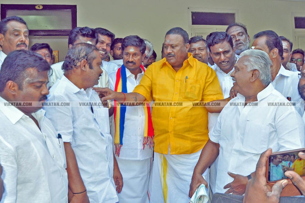 வேண்டுதல், பிரசாரம் முதல் வேட்புமனுத் தாக்கல் வரை.... கலகல எலெக்ஷன் போட்டோ கலெக்ஷன்ஸ்! வேண்டுதல், பிரசாரம் முதல் வேட்புமனுத் தாக்கல் வரை.... கலகல எலெக்ஷன் போட்டோ கலெக்ஷன்ஸ்!