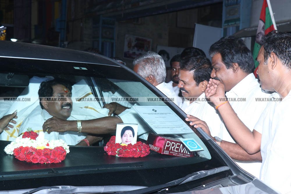 வேண்டுதல், பிரசாரம் முதல் வேட்புமனுத் தாக்கல் வரை.... கலகல எலெக்ஷன் போட்டோ கலெக்ஷன்ஸ்! வேண்டுதல், பிரசாரம் முதல் வேட்புமனுத் தாக்கல் வரை.... கலகல எலெக்ஷன் போட்டோ கலெக்ஷன்ஸ்!