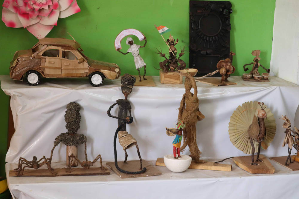 புதுச்சேரி சேலியமேடு அரசுப் பள்ளி மாணவர்கள், பனை மற்றும் தென்னை ஓலைகளால் உருவாக்கிய கைவினை பொருட்களின் கண்காட்சி! புதுச்சேரி சேலியமேடு அரசுப் பள்ளி மாணவர்கள், பனை மற்றும் தென்னை ஓலைகளால் உருவாக்கிய கைவினை பொருட்களின் கண்காட்சி!