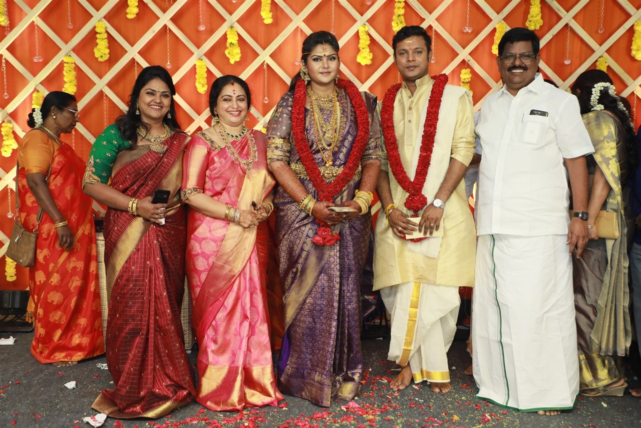 நடிகர் பார்த்திபன்-சீதா தம்பதியின் மூத்த மகள் அபிநயாவின் திருமண ஸ்டில்ஸ் நடிகர் பார்த்திபன்-சீதா தம்பதியின் மூத்த மகள் அபிநயாவின் திருமண ஸ்டில்ஸ்