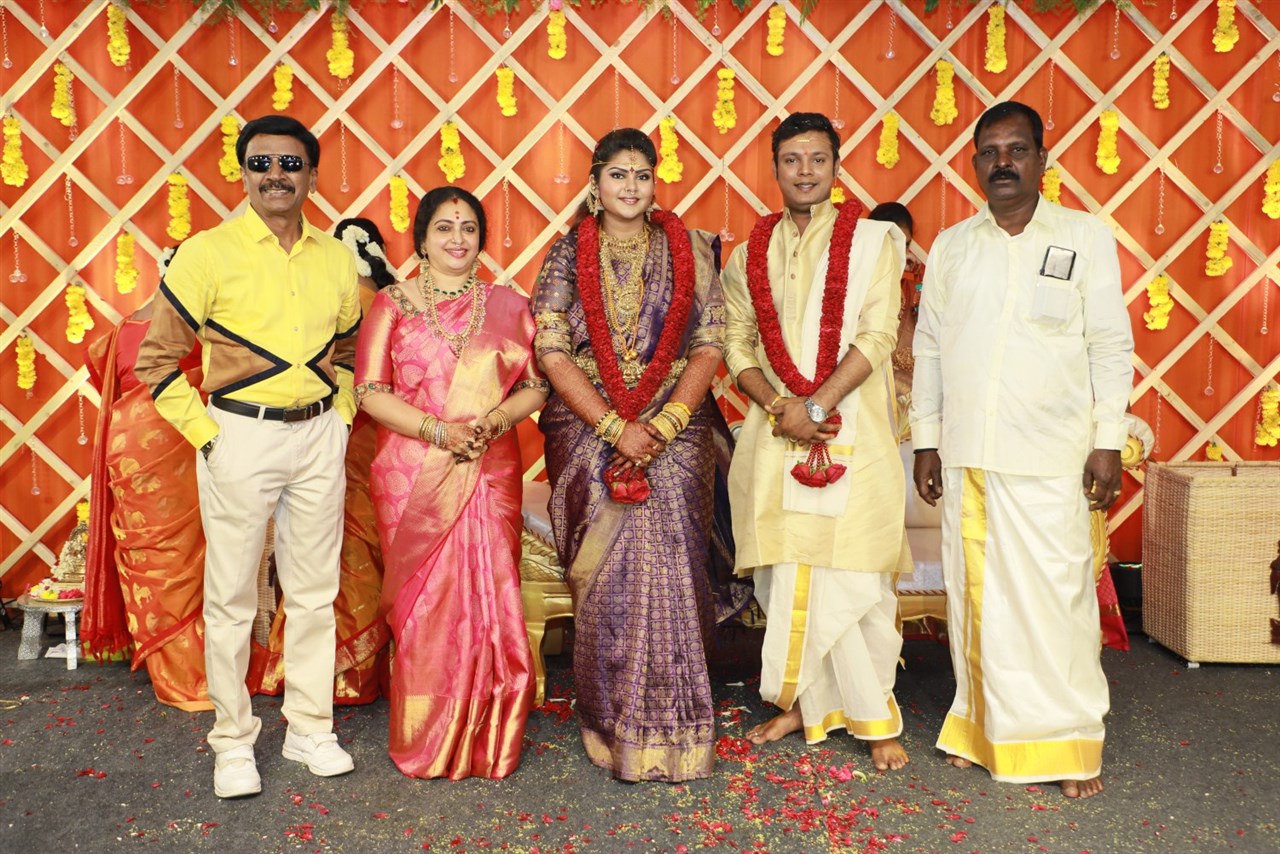 நடிகர் பார்த்திபன்-சீதா தம்பதியின் மூத்த மகள் அபிநயாவின் திருமண ஸ்டில்ஸ் நடிகர் பார்த்திபன்-சீதா தம்பதியின் மூத்த மகள் அபிநயாவின் திருமண ஸ்டில்ஸ்