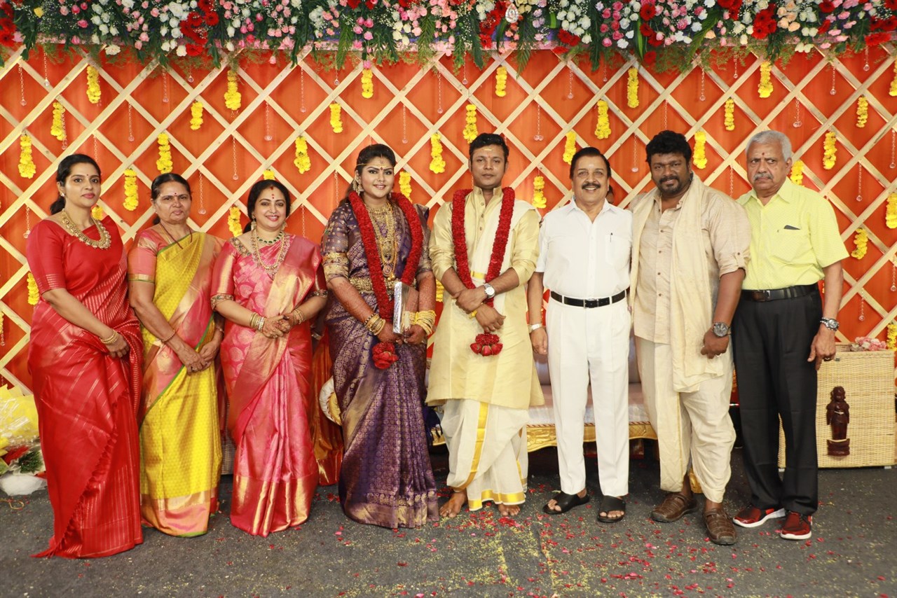 நடிகர் பார்த்திபன்-சீதா தம்பதியின் மூத்த மகள் அபிநயாவின் திருமண ஸ்டில்ஸ் நடிகர் பார்த்திபன்-சீதா தம்பதியின் மூத்த மகள் அபிநயாவின் திருமண ஸ்டில்ஸ்