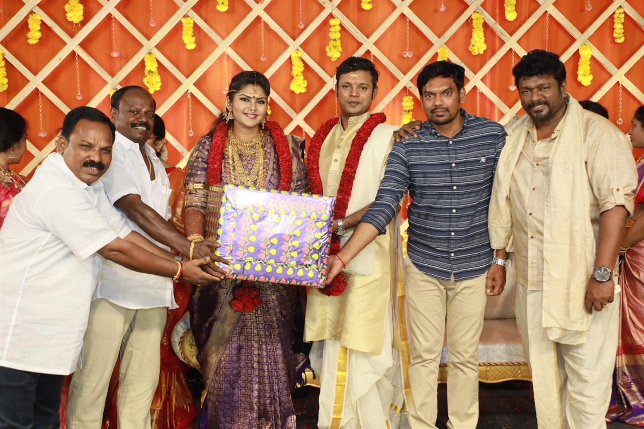 நடிகர் பார்த்திபன்-சீதா தம்பதியின் மூத்த மகள் அபிநயாவின் திருமண ஸ்டில்ஸ் நடிகர் பார்த்திபன்-சீதா தம்பதியின் மூத்த மகள் அபிநயாவின் திருமண ஸ்டில்ஸ்