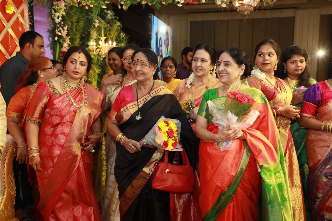 நடிகர் பார்த்திபன்-சீதா தம்பதியின் மூத்த மகள் அபிநயாவின் திருமண ஸ்டில்ஸ் நடிகர் பார்த்திபன்-சீதா தம்பதியின் மூத்த மகள் அபிநயாவின் திருமண ஸ்டில்ஸ்