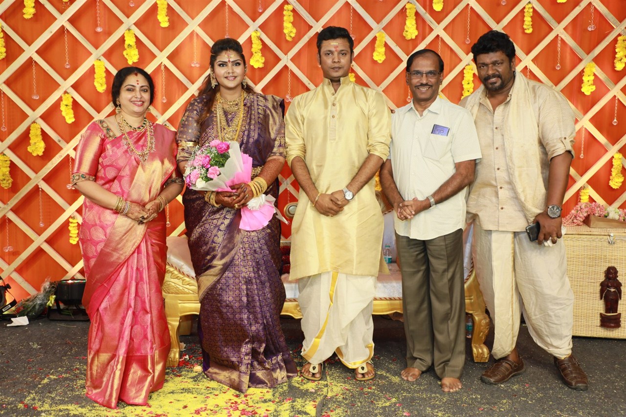 நடிகர் பார்த்திபன்-சீதா தம்பதியின் மூத்த மகள் அபிநயாவின் திருமண ஸ்டில்ஸ் நடிகர் பார்த்திபன்-சீதா தம்பதியின் மூத்த மகள் அபிநயாவின் திருமண ஸ்டில்ஸ்