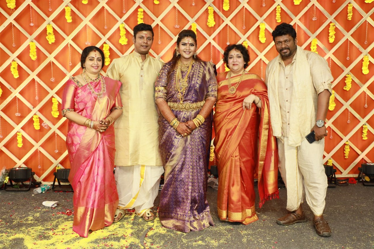 நடிகர் பார்த்திபன்-சீதா தம்பதியின் மூத்த மகள் அபிநயாவின் திருமண ஸ்டில்ஸ் நடிகர் பார்த்திபன்-சீதா தம்பதியின் மூத்த மகள் அபிநயாவின் திருமண ஸ்டில்ஸ்