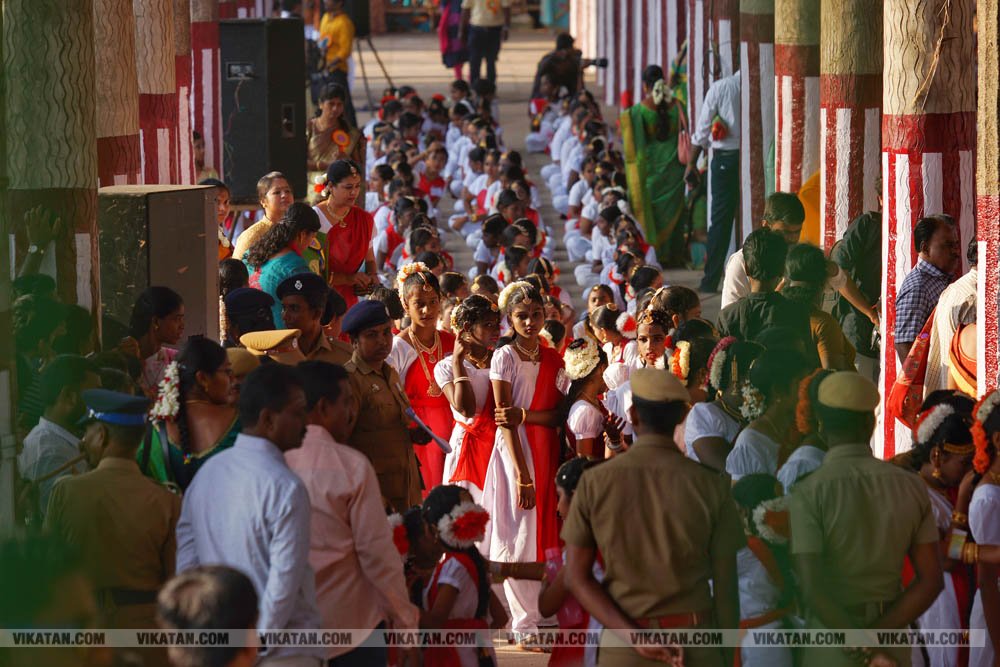சிதம்பரம் நடராஜர் கோயிலில் மகா சிவராத்திரியை முன்னிட்டு ஒரே நேரத்தில் 7500 பேர் நடனமாடி கின்னஸ் சாதனை படைத்த பரத கலைஞர்கள்! சிதம்பரம் நடராஜர் கோயிலில் மகா சிவராத்திரியை முன்னிட்டு ஒரே நேரத்தில் 7500 பேர் நடனமாடி கின்னஸ் சாதனை படைத்த பரத கலைஞர்கள்!