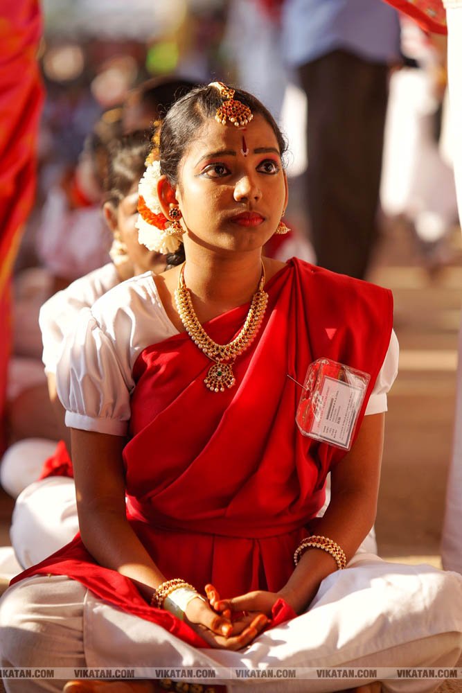 சிதம்பரம் நடராஜர் கோயிலில் மகா சிவராத்திரியை முன்னிட்டு ஒரே நேரத்தில் 7500 பேர் நடனமாடி கின்னஸ் சாதனை படைத்த பரத கலைஞர்கள்! சிதம்பரம் நடராஜர் கோயிலில் மகா சிவராத்திரியை முன்னிட்டு ஒரே நேரத்தில் 7500 பேர் நடனமாடி கின்னஸ் சாதனை படைத்த பரத கலைஞர்கள்!