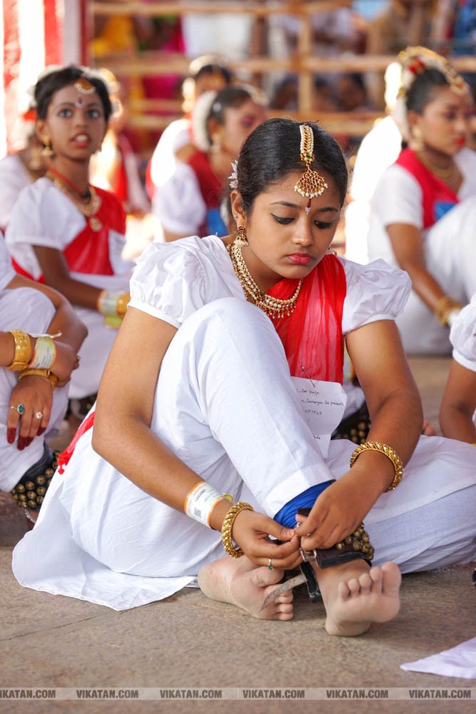 சிதம்பரம் நடராஜர் கோயிலில் மகா சிவராத்திரியை முன்னிட்டு ஒரே நேரத்தில் 7500 பேர் நடனமாடி கின்னஸ் சாதனை படைத்த பரத கலைஞர்கள்! சிதம்பரம் நடராஜர் கோயிலில் மகா சிவராத்திரியை முன்னிட்டு ஒரே நேரத்தில் 7500 பேர் நடனமாடி கின்னஸ் சாதனை படைத்த பரத கலைஞர்கள்!