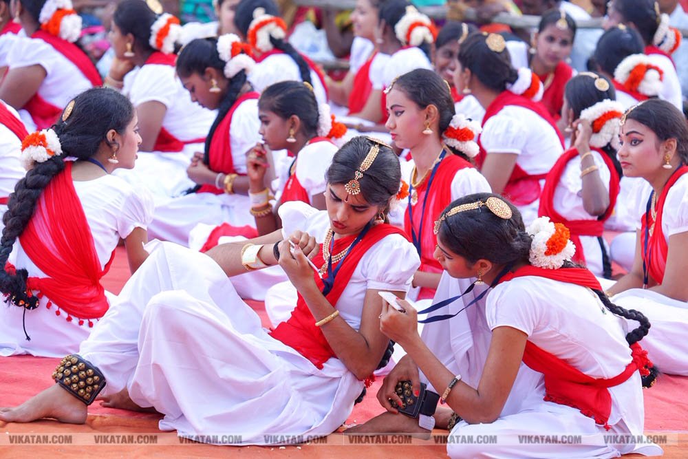 சிதம்பரம் நடராஜர் கோயிலில் மகா சிவராத்திரியை முன்னிட்டு ஒரே நேரத்தில் 7500 பேர் நடனமாடி கின்னஸ் சாதனை படைத்த பரத கலைஞர்கள்! சிதம்பரம் நடராஜர் கோயிலில் மகா சிவராத்திரியை முன்னிட்டு ஒரே நேரத்தில் 7500 பேர் நடனமாடி கின்னஸ் சாதனை படைத்த பரத கலைஞர்கள்!