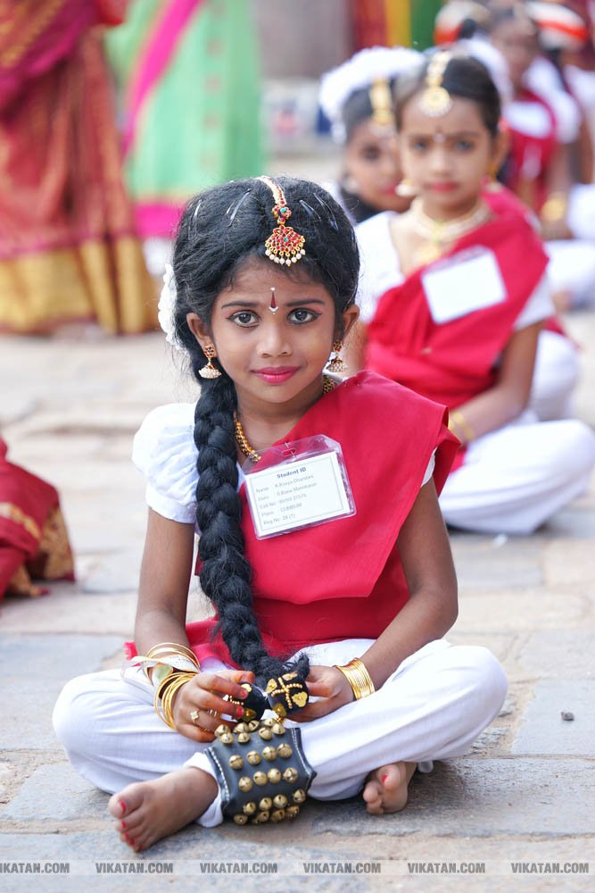 சிதம்பரம் நடராஜர் கோயிலில் மகா சிவராத்திரியை முன்னிட்டு ஒரே நேரத்தில் 7500 பேர் நடனமாடி கின்னஸ் சாதனை படைத்த பரத கலைஞர்கள்! சிதம்பரம் நடராஜர் கோயிலில் மகா சிவராத்திரியை முன்னிட்டு ஒரே நேரத்தில் 7500 பேர் நடனமாடி கின்னஸ் சாதனை படைத்த பரத கலைஞர்கள்!