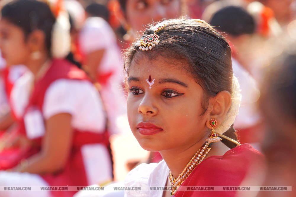 சிதம்பரம் நடராஜர் கோயிலில் மகா சிவராத்திரியை முன்னிட்டு ஒரே நேரத்தில் 7500 பேர் நடனமாடி கின்னஸ் சாதனை படைத்த பரத கலைஞர்கள்! சிதம்பரம் நடராஜர் கோயிலில் மகா சிவராத்திரியை முன்னிட்டு ஒரே நேரத்தில் 7500 பேர் நடனமாடி கின்னஸ் சாதனை படைத்த பரத கலைஞர்கள்!