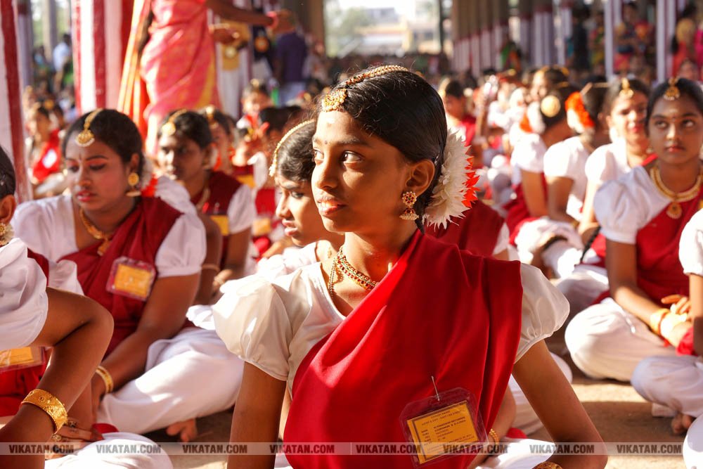 சிதம்பரம் நடராஜர் கோயிலில் மகா சிவராத்திரியை முன்னிட்டு ஒரே நேரத்தில் 7500 பேர் நடனமாடி கின்னஸ் சாதனை படைத்த பரத கலைஞர்கள்! சிதம்பரம் நடராஜர் கோயிலில் மகா சிவராத்திரியை முன்னிட்டு ஒரே நேரத்தில் 7500 பேர் நடனமாடி கின்னஸ் சாதனை படைத்த பரத கலைஞர்கள்!