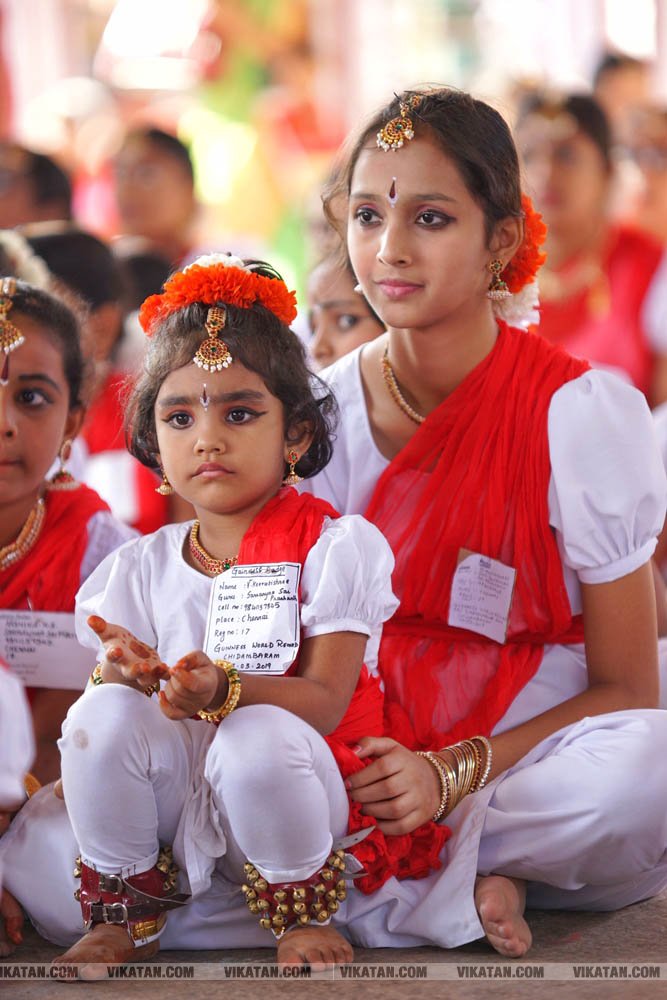 சிதம்பரம் நடராஜர் கோயிலில் மகா சிவராத்திரியை முன்னிட்டு ஒரே நேரத்தில் 7500 பேர் நடனமாடி கின்னஸ் சாதனை படைத்த பரத கலைஞர்கள்! சிதம்பரம் நடராஜர் கோயிலில் மகா சிவராத்திரியை முன்னிட்டு ஒரே நேரத்தில் 7500 பேர் நடனமாடி கின்னஸ் சாதனை படைத்த பரத கலைஞர்கள்!