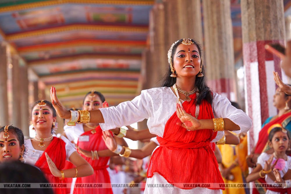 சிதம்பரம் நடராஜர் கோயிலில் மகா சிவராத்திரியை முன்னிட்டு ஒரே நேரத்தில் 7500 பேர் நடனமாடி கின்னஸ் சாதனை படைத்த பரத கலைஞர்கள்! சிதம்பரம் நடராஜர் கோயிலில் மகா சிவராத்திரியை முன்னிட்டு ஒரே நேரத்தில் 7500 பேர் நடனமாடி கின்னஸ் சாதனை படைத்த பரத கலைஞர்கள்!