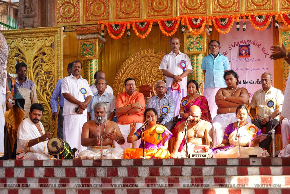 சிதம்பரம் நடராஜர் கோயிலில் மகா சிவராத்திரியை முன்னிட்டு ஒரே நேரத்தில் 7500 பேர் நடனமாடி கின்னஸ் சாதனை படைத்த பரத கலைஞர்கள்! சிதம்பரம் நடராஜர் கோயிலில் மகா சிவராத்திரியை முன்னிட்டு ஒரே நேரத்தில் 7500 பேர் நடனமாடி கின்னஸ் சாதனை படைத்த பரத கலைஞர்கள்!