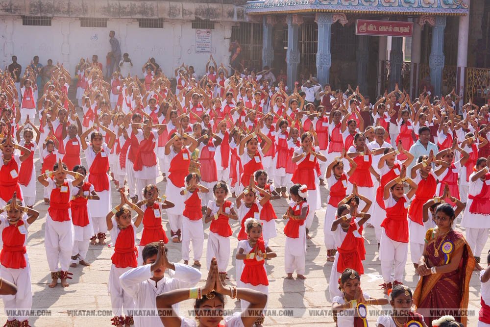 சிதம்பரம் நடராஜர் கோயிலில் மகா சிவராத்திரியை முன்னிட்டு ஒரே நேரத்தில் 7500 பேர் நடனமாடி கின்னஸ் சாதனை படைத்த பரத கலைஞர்கள்! சிதம்பரம் நடராஜர் கோயிலில் மகா சிவராத்திரியை முன்னிட்டு ஒரே நேரத்தில் 7500 பேர் நடனமாடி கின்னஸ் சாதனை படைத்த பரத கலைஞர்கள்!