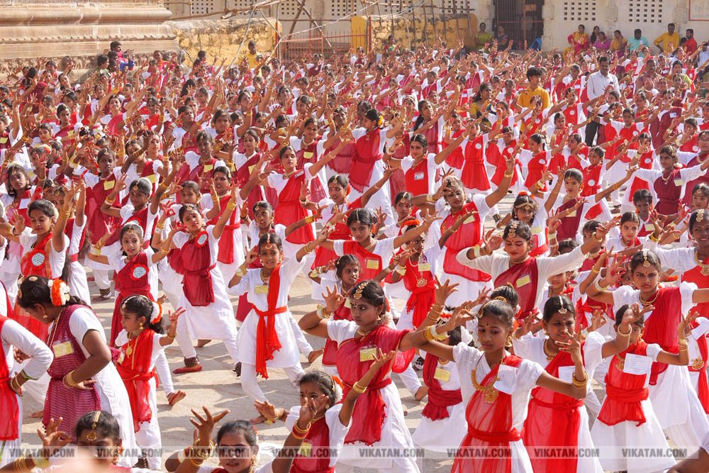 சிதம்பரம் நடராஜர் கோயிலில் மகா சிவராத்திரியை முன்னிட்டு ஒரே நேரத்தில் 7500 பேர் நடனமாடி கின்னஸ் சாதனை படைத்த பரத கலைஞர்கள்! சிதம்பரம் நடராஜர் கோயிலில் மகா சிவராத்திரியை முன்னிட்டு ஒரே நேரத்தில் 7500 பேர் நடனமாடி கின்னஸ் சாதனை படைத்த பரத கலைஞர்கள்!