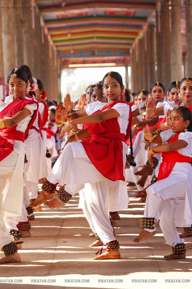 சிதம்பரம் நடராஜர் கோயிலில் மகா சிவராத்திரியை முன்னிட்டு ஒரே நேரத்தில் 7500 பேர் நடனமாடி கின்னஸ் சாதனை படைத்த பரத கலைஞர்கள்! சிதம்பரம் நடராஜர் கோயிலில் மகா சிவராத்திரியை முன்னிட்டு ஒரே நேரத்தில் 7500 பேர் நடனமாடி கின்னஸ் சாதனை படைத்த பரத கலைஞர்கள்!