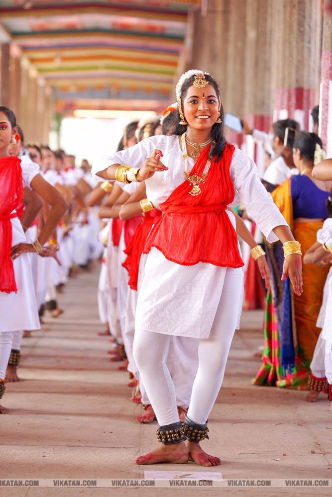 சிதம்பரம் நடராஜர் கோயிலில் மகா சிவராத்திரியை முன்னிட்டு ஒரே நேரத்தில் 7500 பேர் நடனமாடி கின்னஸ் சாதனை படைத்த பரத கலைஞர்கள்! சிதம்பரம் நடராஜர் கோயிலில் மகா சிவராத்திரியை முன்னிட்டு ஒரே நேரத்தில் 7500 பேர் நடனமாடி கின்னஸ் சாதனை படைத்த பரத கலைஞர்கள்!