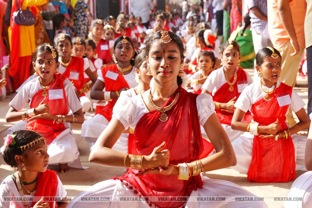 சிதம்பரம் நடராஜர் கோயிலில் மகா சிவராத்திரியை முன்னிட்டு ஒரே நேரத்தில் 7500 பேர் நடனமாடி கின்னஸ் சாதனை படைத்த பரத கலைஞர்கள்! சிதம்பரம் நடராஜர் கோயிலில் மகா சிவராத்திரியை முன்னிட்டு ஒரே நேரத்தில் 7500 பேர் நடனமாடி கின்னஸ் சாதனை படைத்த பரத கலைஞர்கள்!