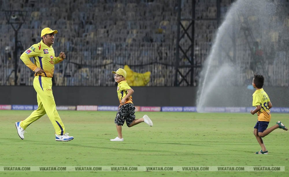 ஆன் தி க்ரவுண்ட், ஆஃப் தி க்ரவுண்ட்... தோனி நிகழ்த்தும் மேஜிக்! - சிறப்பு புகைப்படத் தொகுப்பு ஆன் தி க்ரவுண்ட், ஆஃப் தி க்ரவுண்ட்... தோனி நிகழ்த்தும் மேஜிக்! - சிறப்பு புகைப்படத் தொகுப்பு