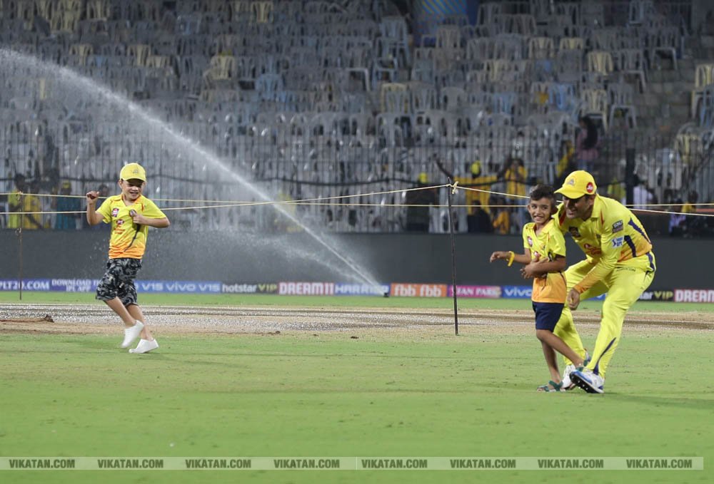 ஆன் தி க்ரவுண்ட், ஆஃப் தி க்ரவுண்ட்... தோனி நிகழ்த்தும் மேஜிக்! - சிறப்பு புகைப்படத் தொகுப்பு ஆன் தி க்ரவுண்ட், ஆஃப் தி க்ரவுண்ட்... தோனி நிகழ்த்தும் மேஜிக்! - சிறப்பு புகைப்படத் தொகுப்பு