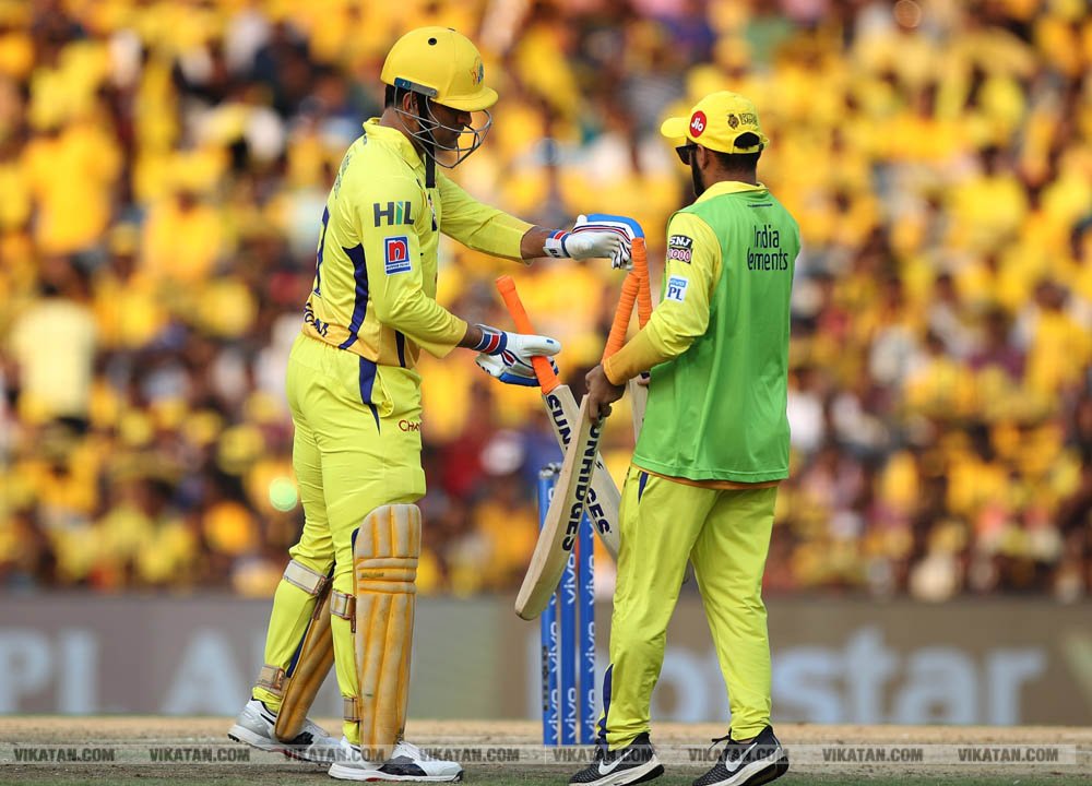 ஆன் தி க்ரவுண்ட், ஆஃப் தி க்ரவுண்ட்... தோனி நிகழ்த்தும் மேஜிக்! - சிறப்பு புகைப்படத் தொகுப்பு ஆன் தி க்ரவுண்ட், ஆஃப் தி க்ரவுண்ட்... தோனி நிகழ்த்தும் மேஜிக்! - சிறப்பு புகைப்படத் தொகுப்பு